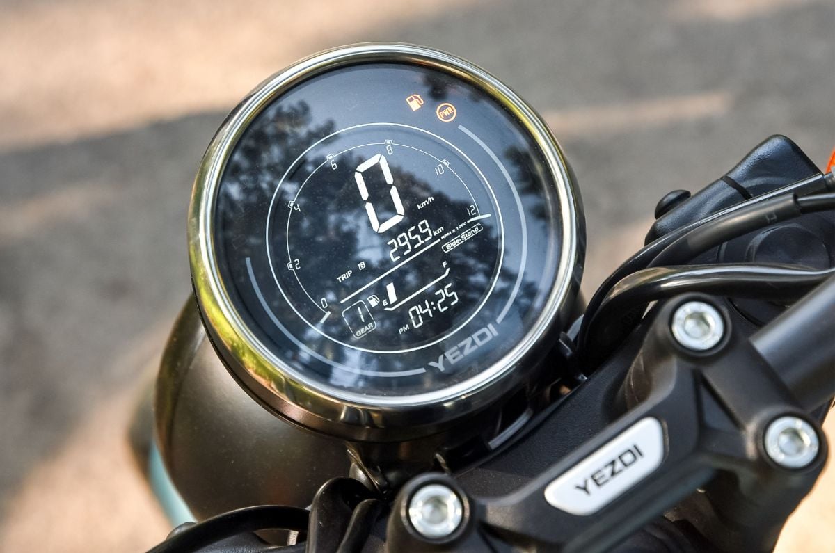2025 Yezdi Roadster LCD screen shot